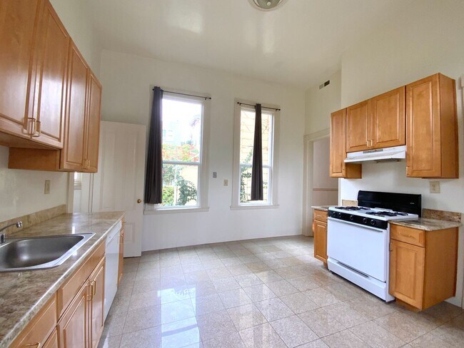 Building Photo - SPACIOUS 4BR! Laundry IN-UNIT! Great Locat...