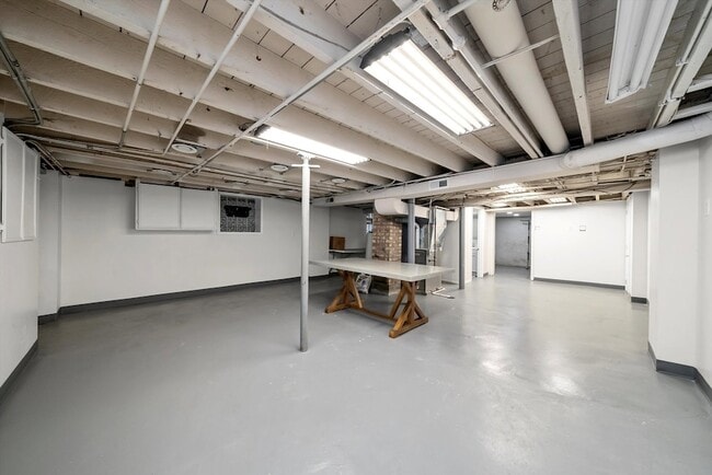 Building Photo - 3227 S Wells St