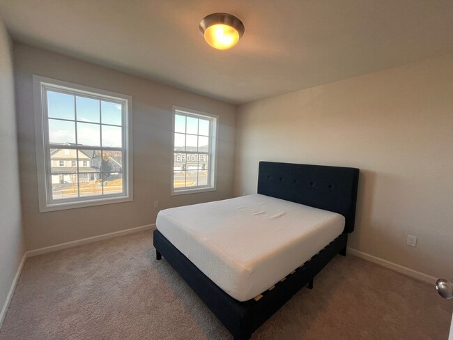 Building Photo - Move- In Ready 3 Bedroom Townhome!