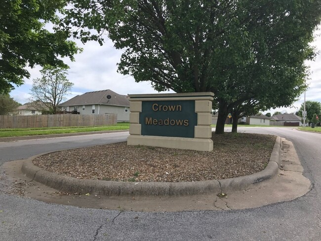 Building Photo - Walkout Basement Home Must See