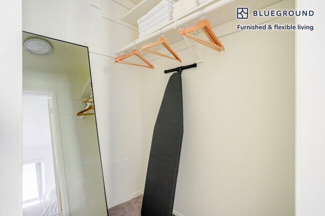 Building Photo - 350 E Del Mar Blvd