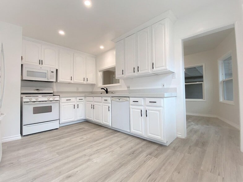 Building Photo - 5148 W 131st St