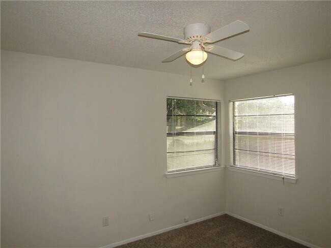 Building Photo - 405 Arrow Head