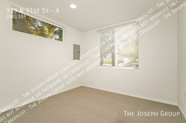Building Photo - 939 N 91st St
