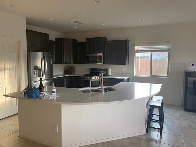 Building Photo - Fully furnished short term rental in Florence w/heated pool and spa