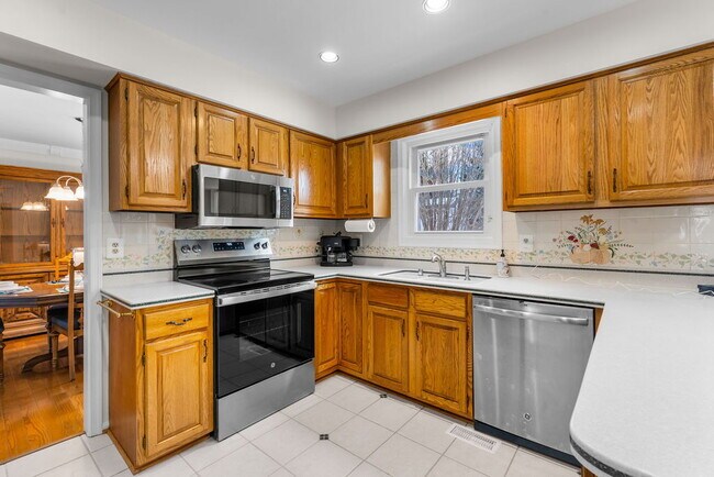 Building Photo - "Charming 4-Bedroom Retreat with Sun Room Scenic Views