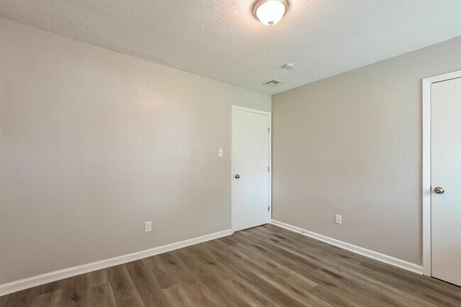 Building Photo - 4922 Crestway Dr
