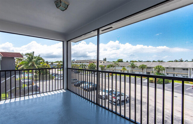 Building Photo - 651 Pine Dr