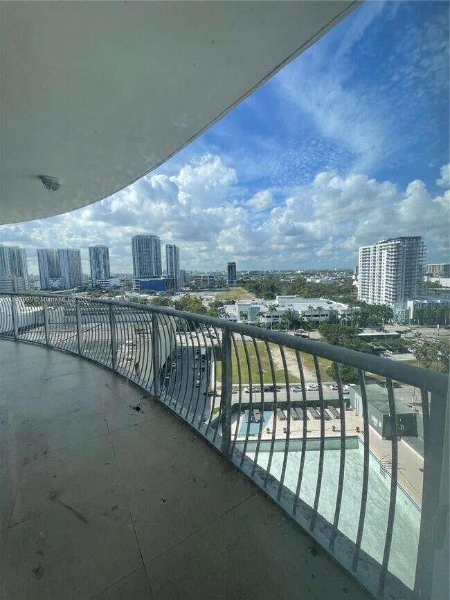 Primary Photo - 1750 N Bayshore Dr