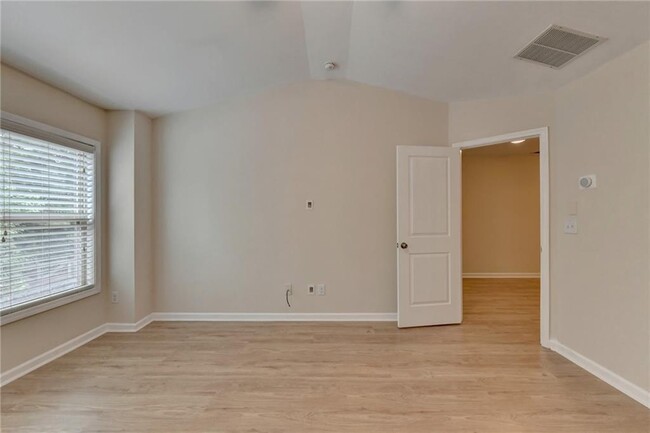 Building Photo - 2152 Greencrest Cir