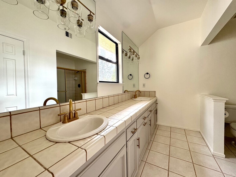 Master bathroom - 983 E Foxhill Dr