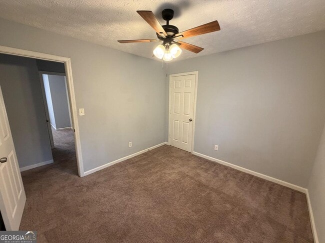 Building Photo - 212 Regal Way W