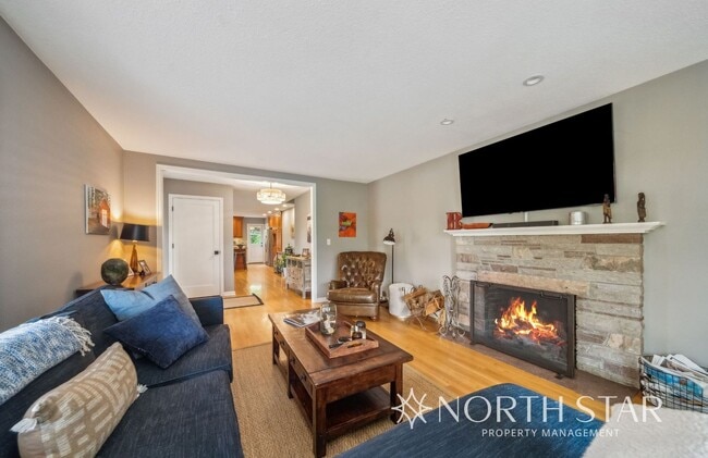 Building Photo - Stylish Mid-Century Modern with Stunning L...