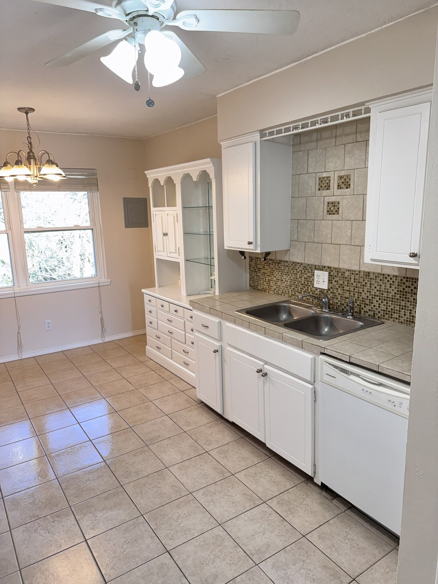 Kitchen - 1713 E Lindsey St