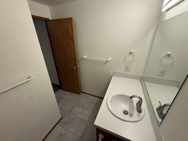 Building Photo - Puyallup 2 PLUS bedroom, 2 bath Large dupl...