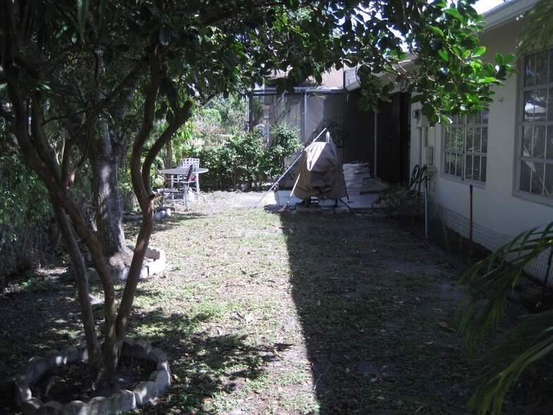 Building Photo - 5524 Lakewood Cir S