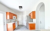 Building Photo - 221 Chapel Lake S