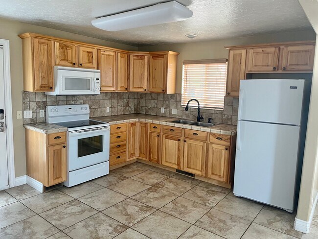 Building Photo - 407 E 400 S