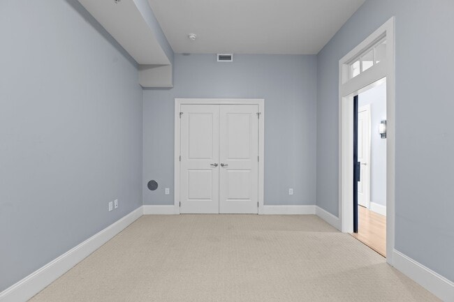 Building Photo - 400 W North St