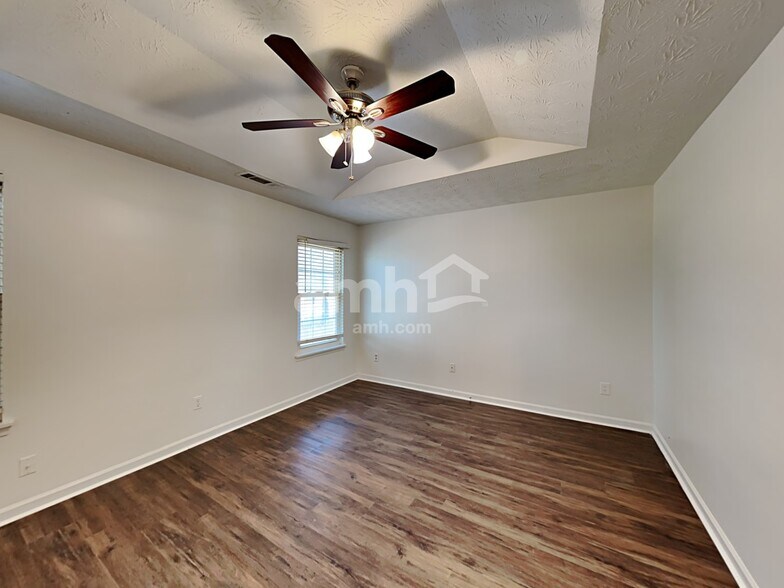 Building Photo - 200 Deer Walk Dr