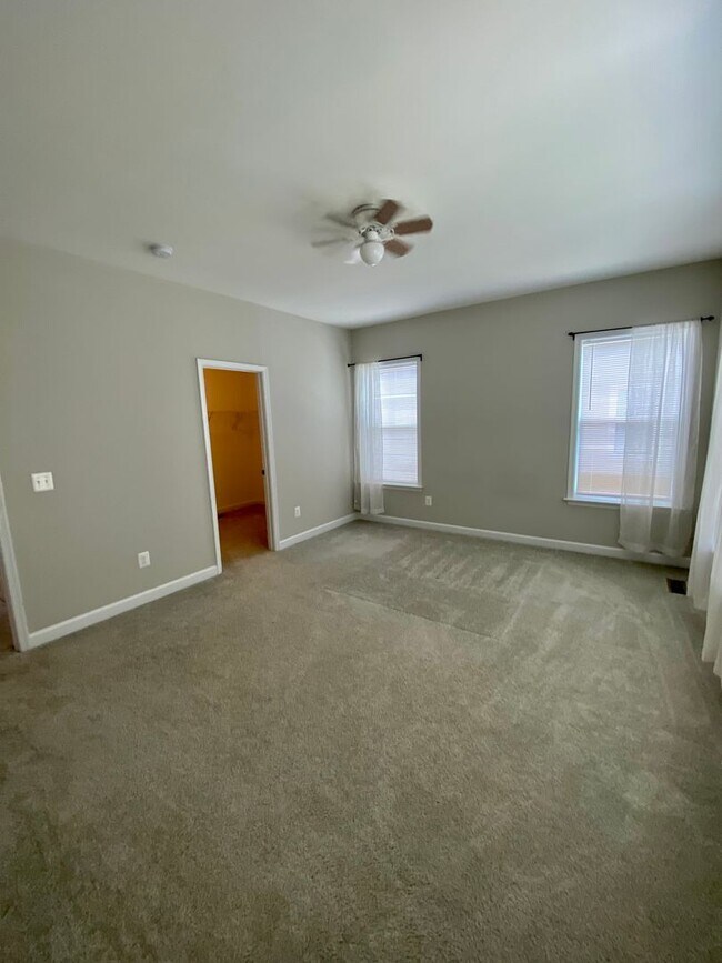 Building Photo - Charming 3-bedroom, 2.5-bathroom Townhouse