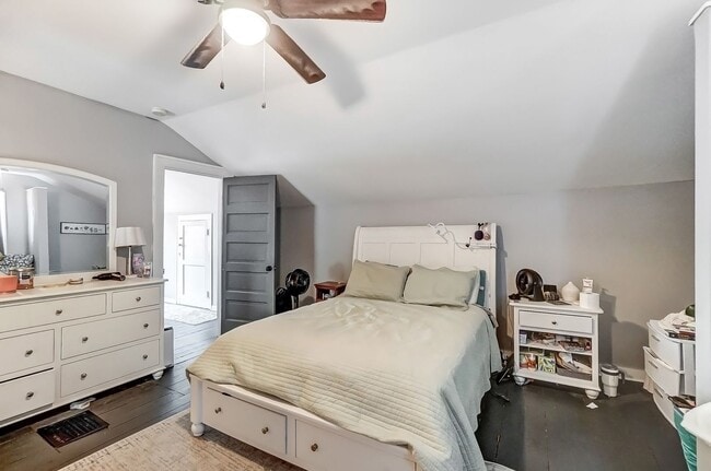 Building Photo - Charming 3-bedroom, 1.5-bathroom