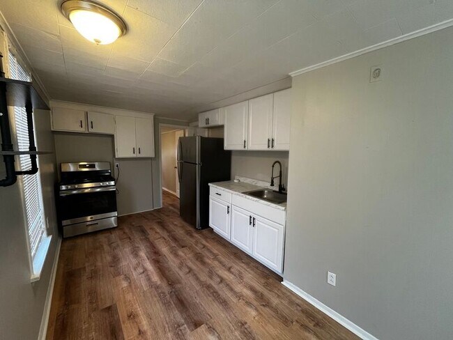 Building Photo - 14 Beechwood St