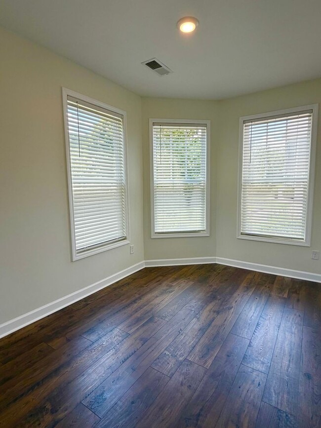 Building Photo - Spacious 3 Bedroom/ 2 Bath townhouse for rent in Fountain Park, convenient Asheville location