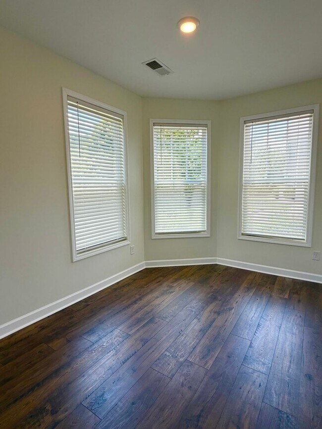 Building Photo - Spacious 3 Bedroom/ 2 Bath townhouse w/office for rent in Fountain Park, convenient Asheville loc...