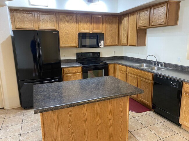 Building Photo - 2 bed, 2.5 bath, 2 car garage Townhome