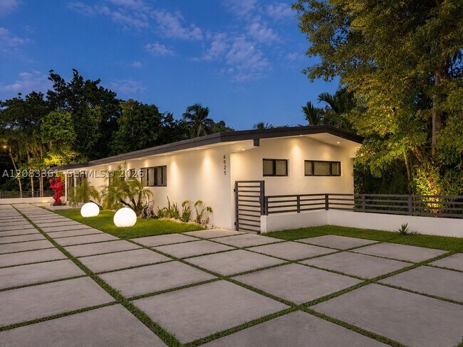 Building Photo - 6025 SW 72nd Ave
