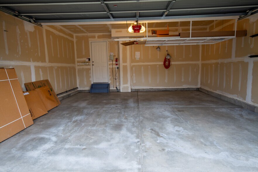 Building Photo - 5747 Jaguar Way