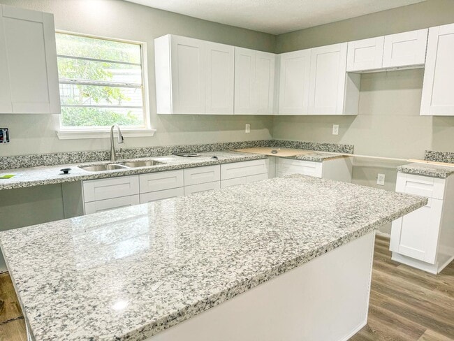 Building Photo - 305 Red Haven Dr