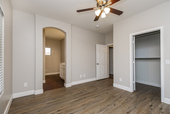 Building Photo - 926 E Madeline Dr