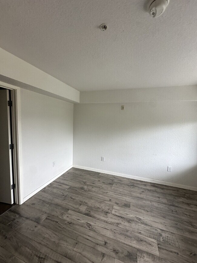 Building Photo - Now Available! Private room in 3 bed / 2 bath condo