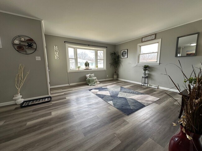 Building Photo - Spacious 2 bed, 1 bath home for rent in NE Waterloo available IMMEDIATELY .