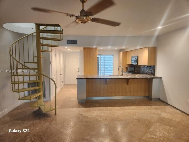 Building Photo - 523 NE 38th St