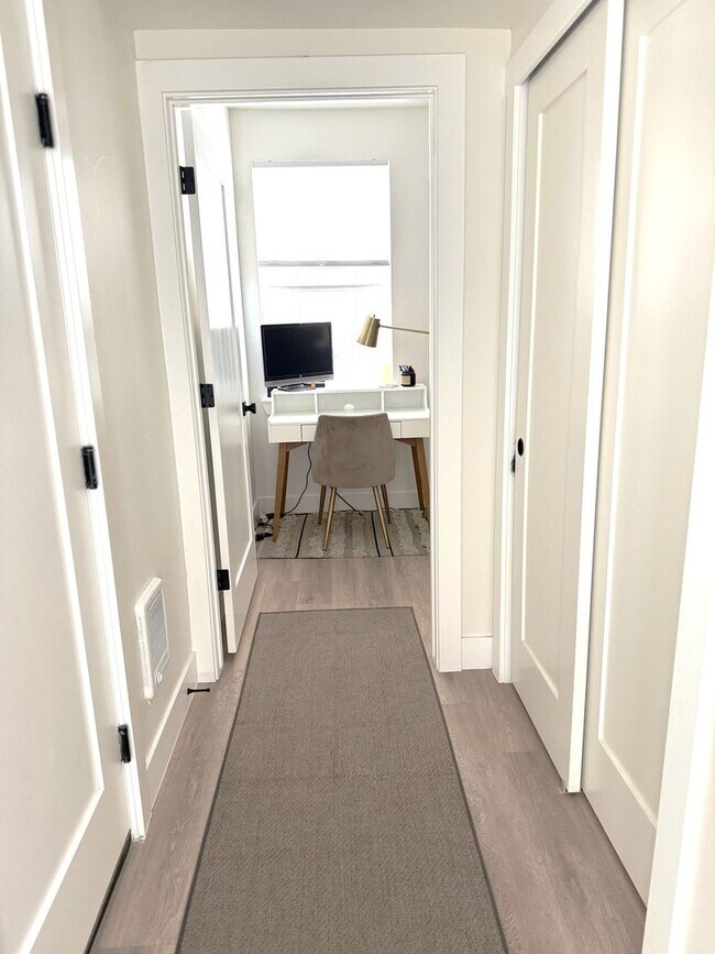 Building Photo - LUX 3BD, 2.5BA University Hills Townhome w...