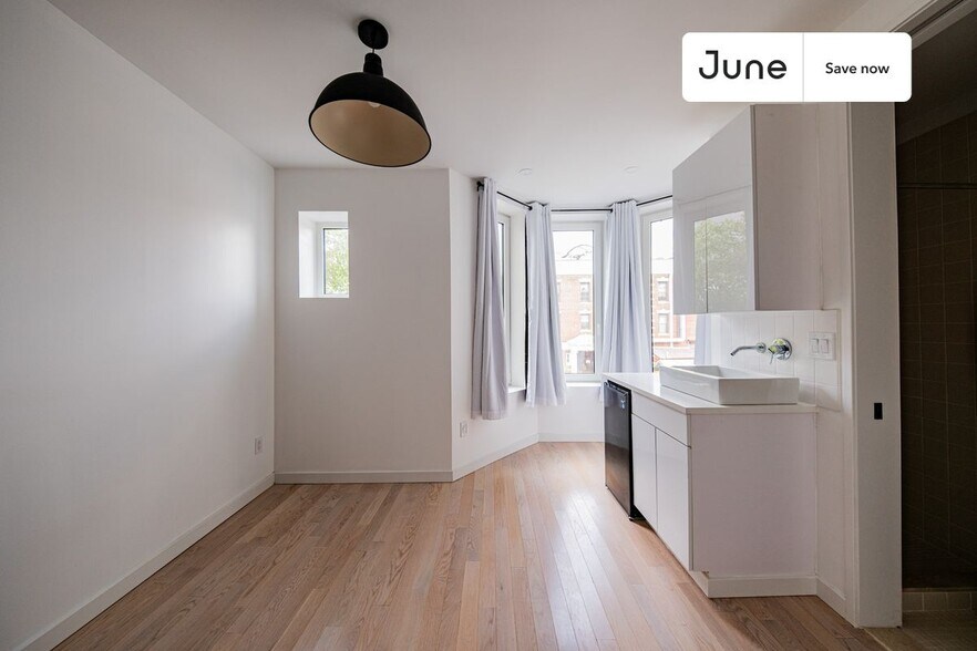 Building Photo - 624 E 17th St