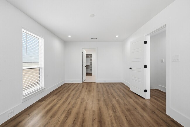 Building Photo - 2345 Hondo Ave