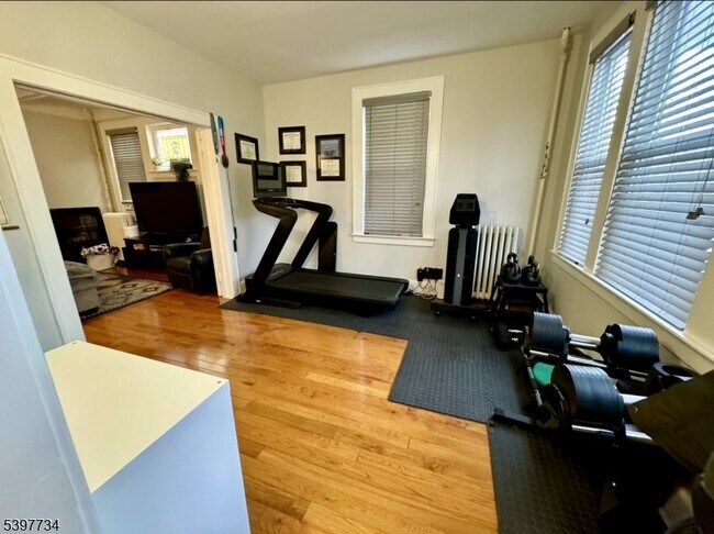 Building Photo - 10 Willowdale Ave