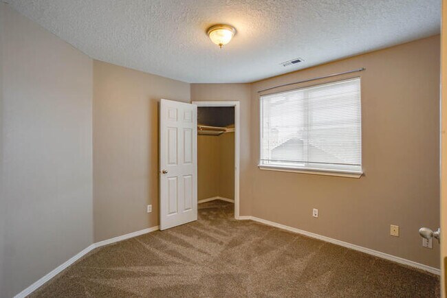 Building Photo - THREE BEDROOM TOWNHOME IN HAZEL DELL