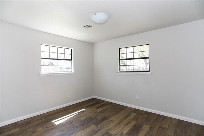 Building Photo - 1005 Robin Haven Dr