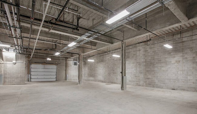 Building Photo - 1545 W North Ave