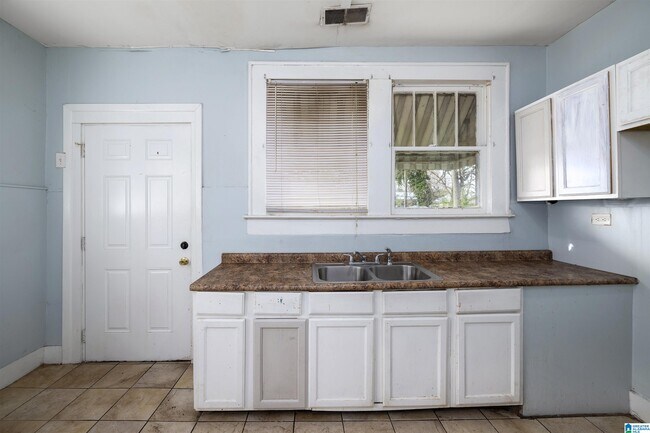 Building Photo - 2518 Ave J