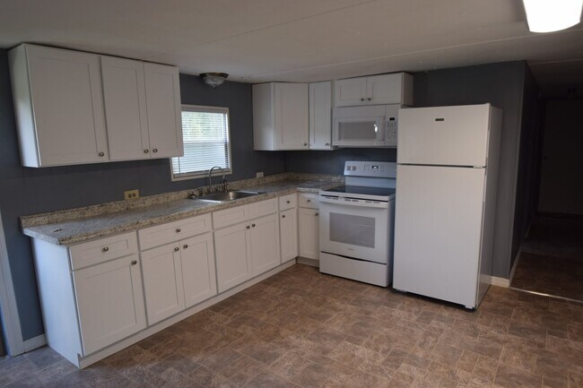 Building Photo - 2BR, 1BA Mobile Home with screened patio