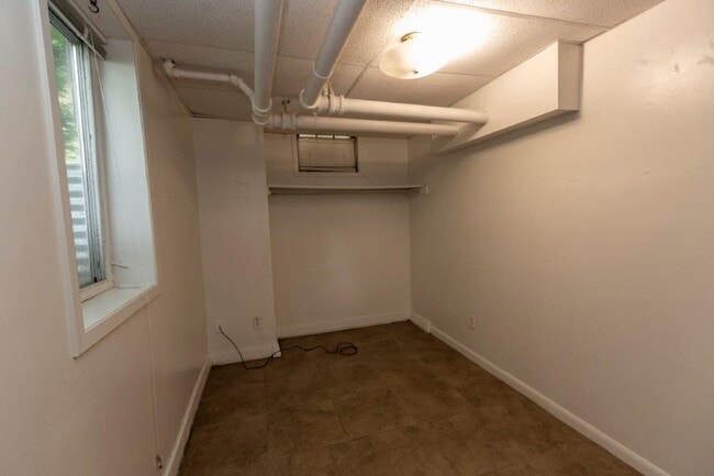 Building Photo - 509 E Davenport St