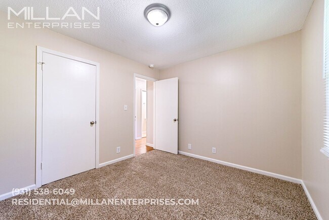 Building Photo - Open-Concept 3BR Home Near Fort Campbell