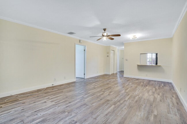 Building Photo - 122 Lake Rebecca Dr