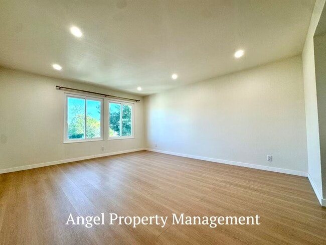 Building Photo - 5804 Shadow Ridge Dr